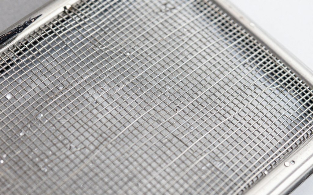 Detailaufnahme eines Edelstahlgewebes einer Lichtschachtabdeckung mit Insektenschutz